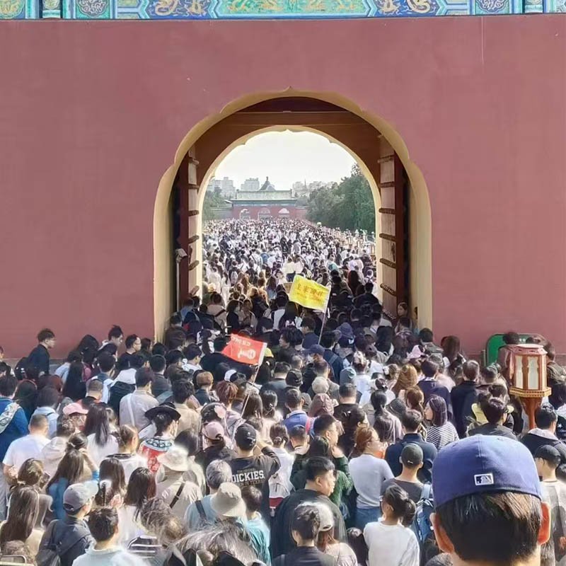 busy in the temple of heaven